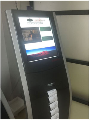 Volledige all-in-one 17 inch touchscreen kaartjes dispenser ziekenhuis wachtrij systeem